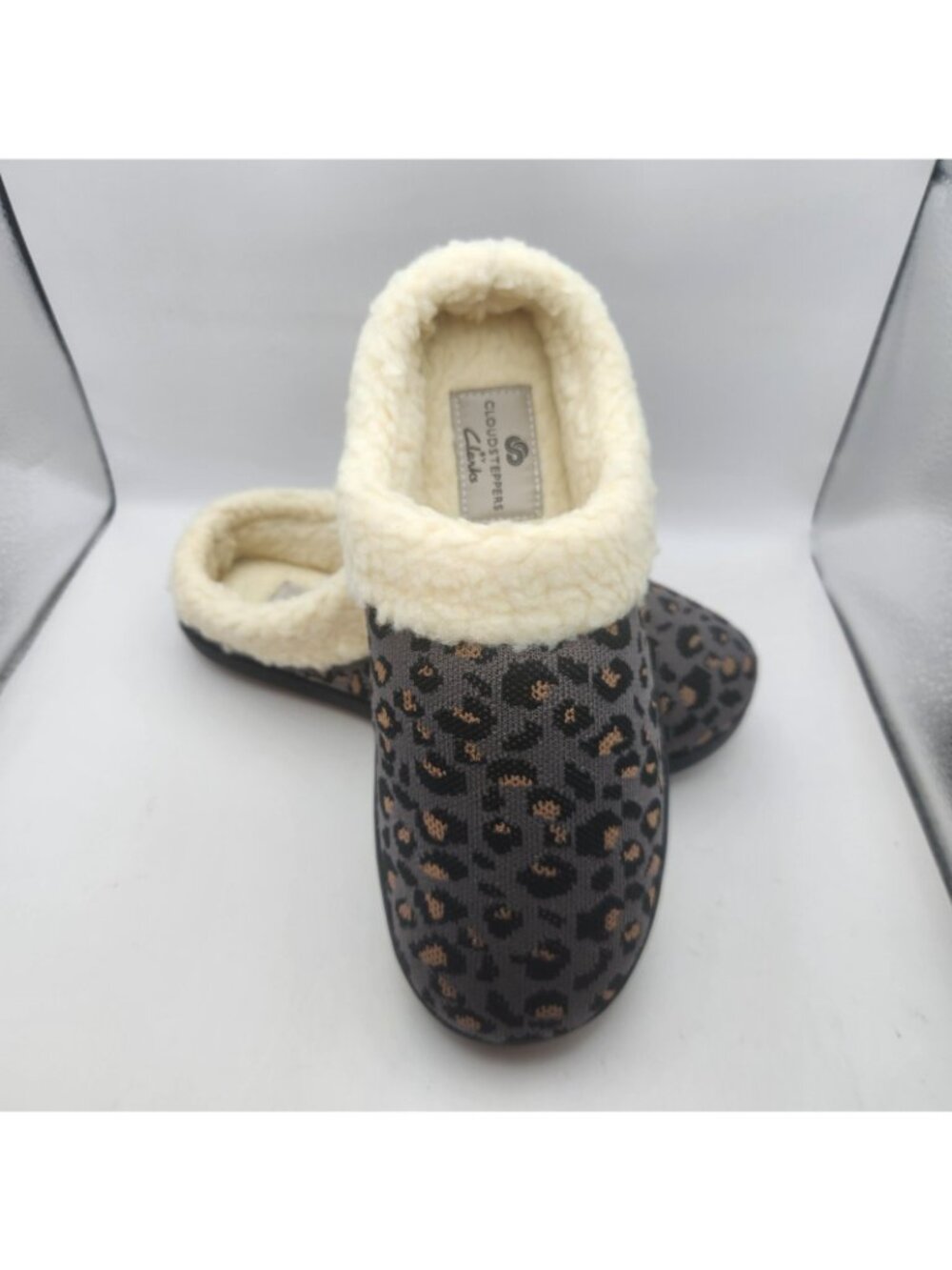 Clarks Cloudsteppers Cheetah Print Gray Vegan Fabric Slipper Shoe US 7 UK 4.5 - Picture 2 of 8